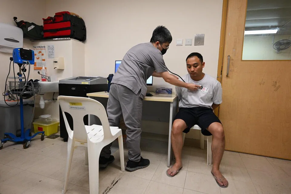 Pegawai perubatan penjara akan membuat pemeriksaan kesihatan bagi banduan. Pegawai perubatan penjara tersebut mempunyai akses kepada rekod kesihatan banduan melalui Sistem Rekod Kesihatan Elektronik Kebangsaan (NEHR). Banduan yang mempunyai masalah kesihatan dan memerlukan pemerhatian khusus akan ditempatkan di wad perubatan di pusat perubatan Kompleks Penjara Changi.