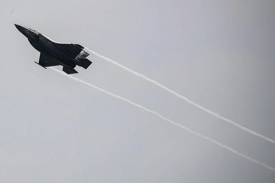 JET PEJUANG CANGGIH: Pesawat pejuang F-35B ialah pesawat berlepas pendek dan pendaratan menegak (STOVL) pertama Singapura, dan pada harga AS$115 juta ($155 juta) setiap satu, ia juga jet pejuang paling mahal di sini. Singapura telah mengemukakan permintaan untuk membeli empat F-35B, dengan pilihan membeli lapan lagi. - Foto REUTERS 