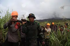 Pasukan penyelamat membawa mayat mangsa letusan Gunung Dukono di Halmahera Utara, Indonesia, 9 Mei 2026.