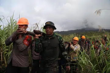 Pasukan penyelamat membawa mayat mangsa letusan Gunung Dukono di Halmahera Utara, Indonesia, 9 Mei 2026.