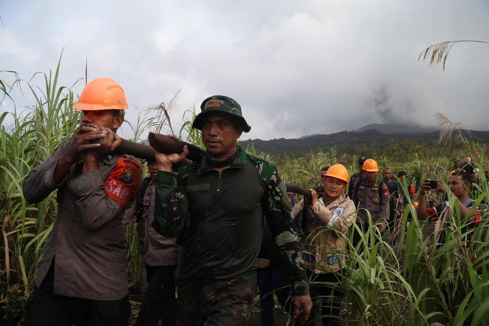 Pasukan penyelamat membawa mayat mangsa letusan Gunung Dukono di Halmahera Utara, Indonesia, 9 Mei 2026.