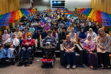 FORUM BERSAMA DOKTOR: Persatuan Ain mengundang (barisan kedua) Dr Shariffa Syahidah Chishty (lima dari kiri) dan Dr Fatimah Lateef (lima dari kanan) untuk berkongsi maklumat mengenai barah dengan tajuk perbincangan, ‘Barah Mengubah Segalanya’ pada Mac 2022 sebagai salah satu inisiatif dalam usaha psikopendidikan persatuan tersebut. 