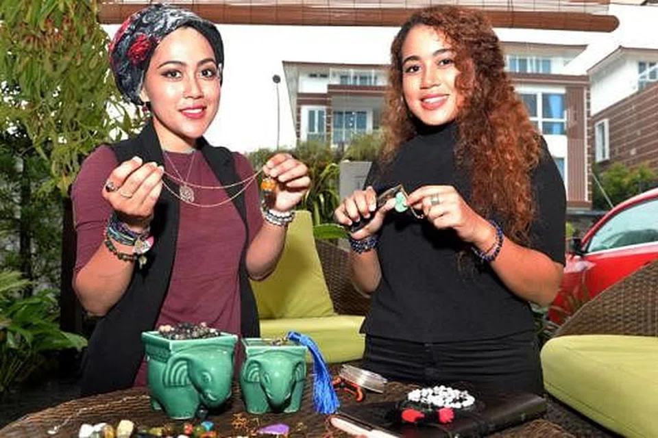 DERMA HASIL PENDAPATAN: Hasil daripada jualan barang kemas etnik Cik Nadya (kiri) dan adiknya, Cik Nazreen akan didermakan kepada anak yatim di Syria. - Foto M.O. SALLEH