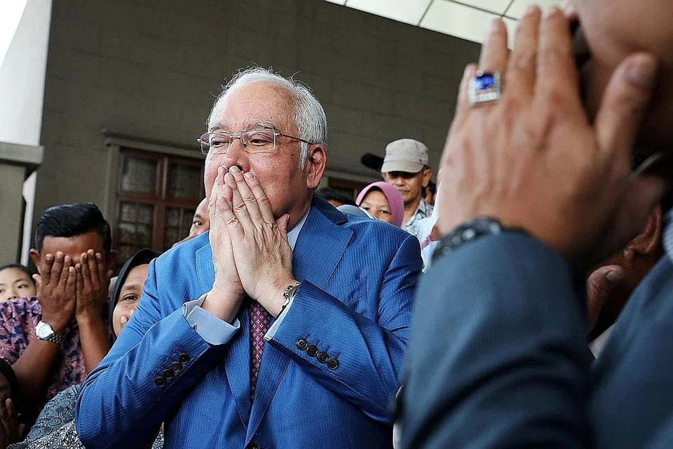 CABARAN RASUAH: PH berjanji akan membersihkan negara yang terpalit kes rasuah dan salah guna kuasa, termasuk tuduhan rasuah terhadap mantan perdana menteri Najib Razak berkaitan skandal 1MDB yang belum selesai. - Foto-foto fail