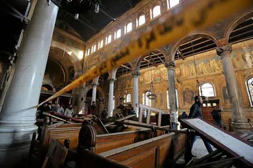 DISERANG: Bahagian dalam gereja di Kahirah ini musnah akibat letupan bom kelmarin. - Foto REUTERS