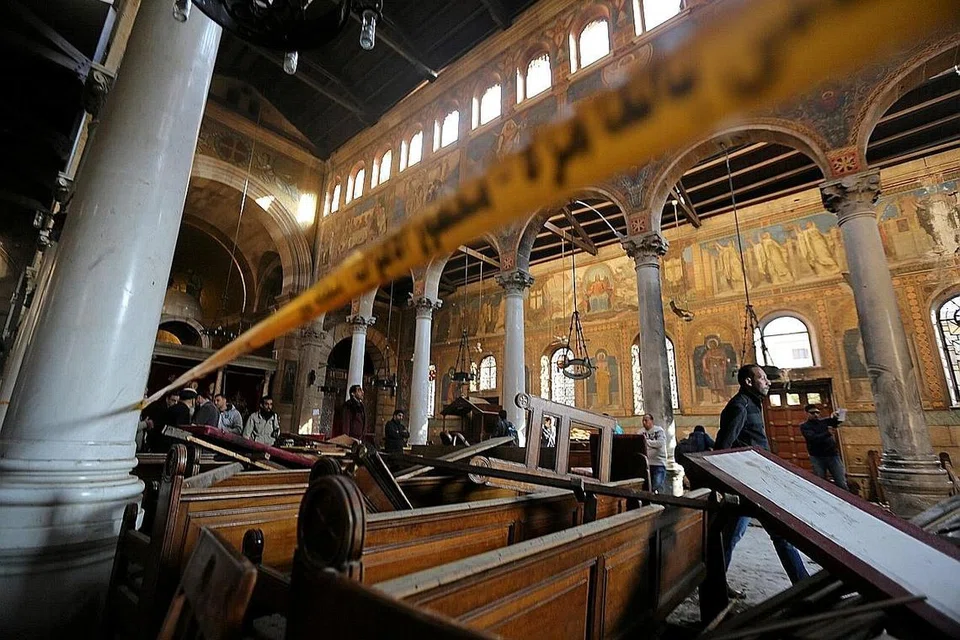 DISERANG: Bahagian dalam gereja di Kahirah ini musnah akibat letupan bom kelmarin. - Foto REUTERS
