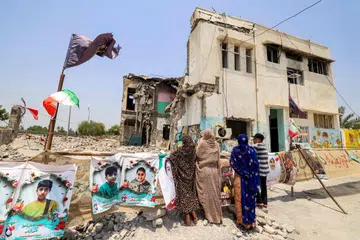 Orang ramai berada berhampiran bangunan Sekolah Rendah Shajarah Tayyebeh yang musnah di Minab, wilayah Hormozgan, Iran, pada 10 Ogos 2026. Penyiasat PBB berkata terdapat alasan munasabah untuk mempercayai serangan Amerika Syarikat ke atas sekolah itu pada 28 Februari, yang mengorbankan 157 orang termasuk kira-kira 123 kanak-kanak berusia bawah 13 tahun, mungkin merupakan jenayah perang kerana serangan itu dilakukan tanpa membezakan sasaran awam dan ketenteraan