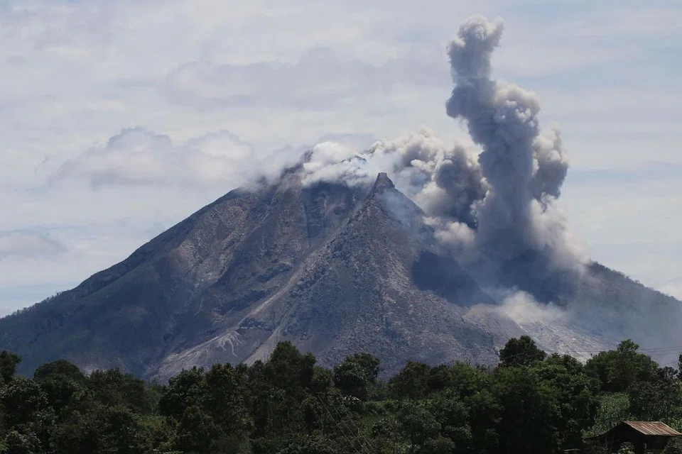 Gunung Sinabung di Sumatera Utara, salah satu daripada 129 gunung berapi aktif di Indonesia. 