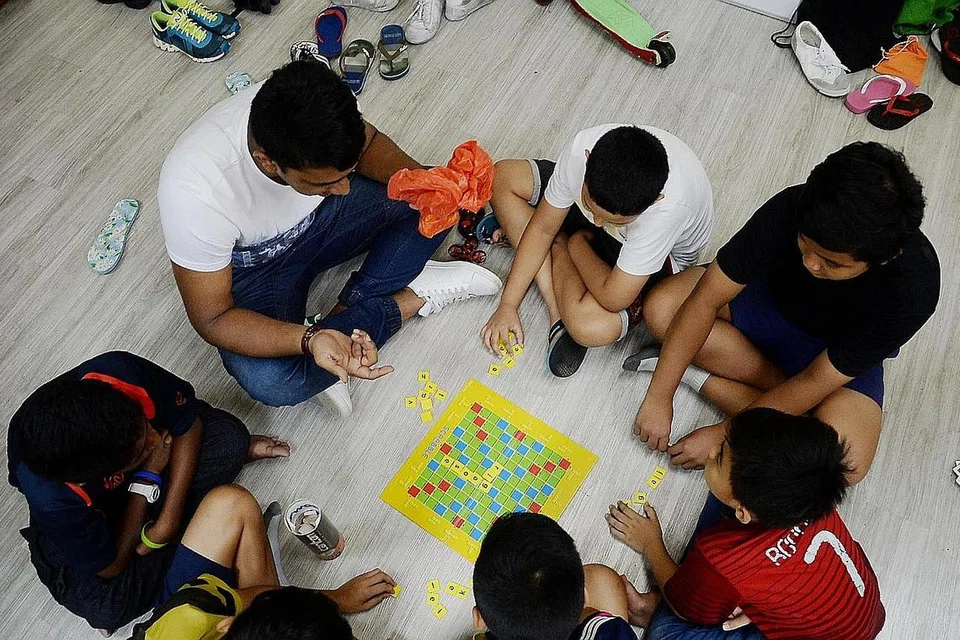 KEGIATAN SIHAT: Dengan mengadakan pelbagai kegiatan sihat dan menyeronokkan seperti bermain 'scrabble', bola sepak dan kelas menari, para pelajar yang datang daripad keluarga memerlukan tidak akan terjebak dalam kegiatan tidak berfaedah.