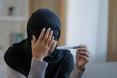 Wanita yang telah lama mendambakan kehadiran zuriat boleh berasa kesedihan mendalam dan murung jika menerima keputusan ujian kehamilan negatif di rumah. 