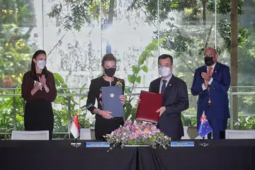LALUAN HIJAU: Perdana Menteri New Zealand, Cik Jacinda Ardern (paling kiri), dan Menteri Pengangkutan Singapura, Encik S. Iswaran (paling kanan), menghadiri acara pemeteraian memorandum pengaturan mengenai penerbangan mampan, yang ditandatangani Pesuruhjaya Tinggi New Zealand ke Singapura, Cik Jo Tyndall (dua dari kiri), dan Pengarah Besar Penguasa Penerbangan Awam Singapura (CAAS), Encik Han Kok Juan, di Jewel Lapangan Terbang Changi semalam. - Foto BH oleh KEVIN LIM