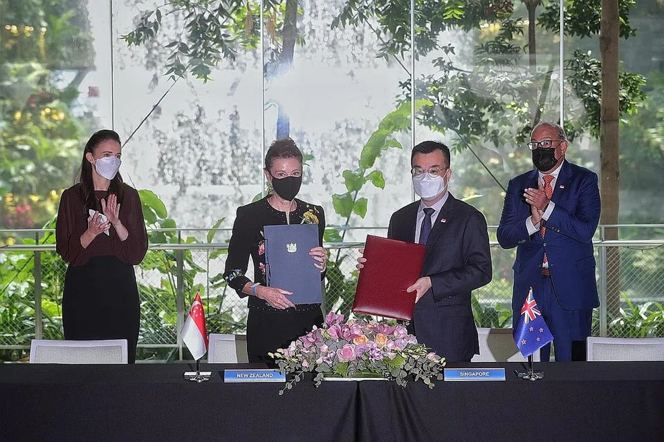 LALUAN HIJAU: Perdana Menteri New Zealand, Cik Jacinda Ardern (paling kiri), dan Menteri Pengangkutan Singapura, Encik S. Iswaran (paling kanan), menghadiri acara pemeteraian memorandum pengaturan mengenai penerbangan mampan, yang ditandatangani Pesuruhjaya Tinggi New Zealand ke Singapura, Cik Jo Tyndall (dua dari kiri), dan Pengarah Besar Penguasa Penerbangan Awam Singapura (CAAS), Encik Han Kok Juan, di Jewel Lapangan Terbang Changi semalam. - Foto BH oleh KEVIN LIM