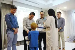 (Dari kiri) Timbalan Ketua Pegawai Eksekutif SPH Media, Encik Kuek Yu Chuang; Menteri di Pejabat Perdana Menteri merangkap Menteri Kedua (Pendidikan dan Ehwal Luar), Dr Mohamad Maliki Osman; Editor BH, Encik Nazry Mokhtar; dan Ketua Editor Kumpulan Media Inggeris/Melayu/Tamil SPH Media, Encik Wong Wei Kong, memberikan baju Raya serta duit Raya kepada penghuni Rumah Anak Yatim Darul Ihsan.