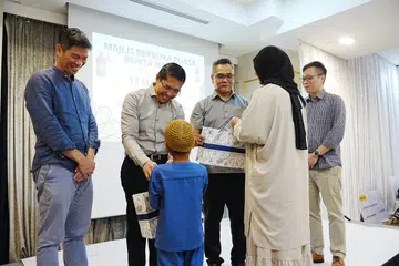 (Dari kiri) Timbalan Ketua Pegawai Eksekutif SPH Media, Encik Kuek Yu Chuang; Menteri di Pejabat Perdana Menteri merangkap Menteri Kedua (Pendidikan dan Ehwal Luar), Dr Mohamad Maliki Osman; Editor BH, Encik Nazry Mokhtar; dan Ketua Editor Kumpulan Media Inggeris/Melayu/Tamil SPH Media, Encik Wong Wei Kong, memberikan baju Raya serta duit Raya kepada penghuni Rumah Anak Yatim Darul Ihsan.