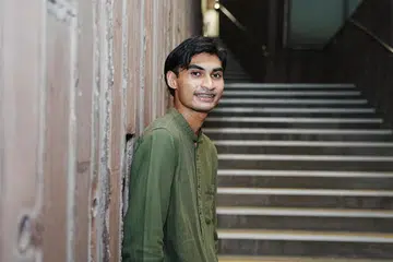 Mahasiswa NUS, Encik Mohammed Izzat Saifuddin antara 479 pelajar yang menerima dermasiswa LBKM di Majlis Anugerah Dermasiswa Tahunan ke-59 pada 16 November 2024.