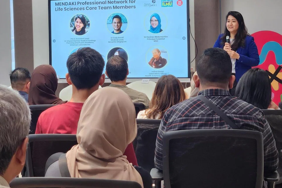 Dr Erylyani memberikan ucapan sebagai peneraju Rangkaian Profesional Mendaki Sains Hayat.