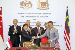 METERAI PERJANJIAN: Perdana Menteri Lee Hsien Loong (barisan belakang dua dari kiri) dan Perdana Menteri Malaysia, Datuk Seri Najib Tun Razak (barisan belakang tiga dari kiri), bersama menyaksikan pertukaran dokumen selepas Majlis Menandatangani Perjanjian Dua Hala Khidmat Rel Laju (HSR) antara Menteri Di Jabatan Perdana Menteri Malaysia, Datuk Abdul Rahman Dahlan (di hadapan kanan), dengan Menteri Penyelaras Prasarana yang juga Menteri Pengangkutan, Encik Khaw Boon Wan (di hadapan kiri), di Bangunan Perdana Putra, Putrajaya, semalam. Turut kelihatan Timbalan Perdana Menteri, Encik Teo Chee Hean (kiri), dan Timbalan Perdana Menteri Malaysia, Datuk Seri Dr Ahmad Zahid Hamidi (di belakang kanan). - Foto THE STRAITS TIMES