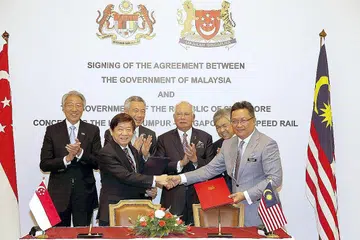 METERAI PERJANJIAN: Perdana Menteri Lee Hsien Loong (barisan belakang dua dari kiri) dan Perdana Menteri Malaysia, Datuk Seri Najib Tun Razak (barisan belakang tiga dari kiri), bersama menyaksikan pertukaran dokumen selepas Majlis Menandatangani Perjanjian Dua Hala Khidmat Rel Laju (HSR) antara Menteri Di Jabatan Perdana Menteri Malaysia, Datuk Abdul Rahman Dahlan (di hadapan kanan), dengan Menteri Penyelaras Prasarana yang juga Menteri Pengangkutan, Encik Khaw Boon Wan (di hadapan kiri), di Bangunan Perdana Putra, Putrajaya, semalam. Turut kelihatan Timbalan Perdana Menteri, Encik Teo Chee Hean (kiri), dan Timbalan Perdana Menteri Malaysia, Datuk Seri Dr Ahmad Zahid Hamidi (di belakang kanan). - Foto THE STRAITS TIMES