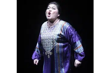 TEKANAN: Pelakon Dalifah Shahril cemerlang membawakan pelbagai karakter Yohanna ketika diserang gangguan bipolar yang membawanya ke pelbagai mood dan emosi. - Foto TEATER KAMI