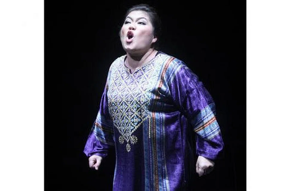 TEKANAN: Pelakon Dalifah Shahril cemerlang membawakan pelbagai karakter Yohanna ketika diserang gangguan bipolar yang membawanya ke pelbagai mood dan emosi. - Foto TEATER KAMI