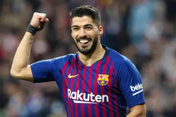 PEMBINASA MADRID: Penyerang berbisa Barcelona, Luis Suarez, membuktikan keunggulannya di padang Real Madrid dengan dua jaringannya. - Foto EPA-EFE