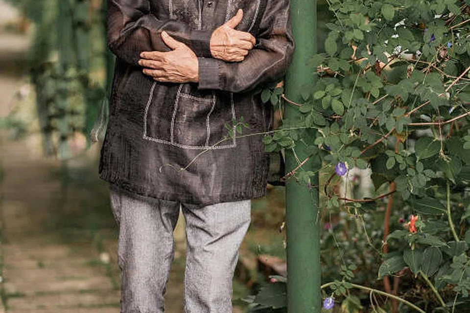 PENUHI PERMINTAAN: Meskipun pada usia mencecah 70 tahun, J. Mizan bersyukur masih ada yang ingin mendengarnya menyanyi di acara minum petang di Singapura atau seberang Tambak. 