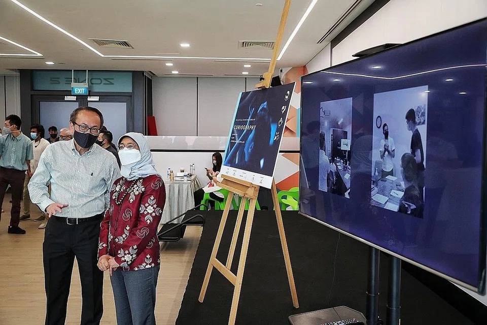 SOKONG BELIA: Puan Halimah (kanan) bersama naib presiden SAMH, Profesor Madya Lee Cheng, di majlis pelancaran 'Curiography', pameran gambar maya oleh SAMH, di Our Tampines Hub semalam. - Foto BH oleh KEVIN LIM