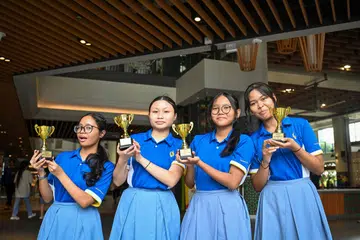 Kumpulan pemenang bagi kategori sekolah menengah, Kelab Wanita Berwawasan, diwakili oleh (dari kiri) Anggun Quraisyah Zulfkeflee, Nasha Nor Eliza Isrino, Nour Ryiesha Ezzaty Muhammad Syarril dan Nur Asyura Muhammad Amin. Mereka mewakili Sekolah Menengah Commonwealth dalam Peraduan TikTok dan Video anjuran Gen G.