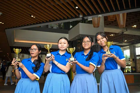 Kumpulan pemenang bagi kategori sekolah menengah, Kelab Wanita Berwawasan, diwakili oleh (dari kiri) Anggun Quraisyah Zulfkeflee, Nasha Nor Eliza Isrino, Nour Ryiesha Ezzaty Muhammad Syarril dan Nur Asyura Muhammad Amin. Mereka mewakili Sekolah Menengah Commonwealth dalam Peraduan TikTok dan Video anjuran Gen G.