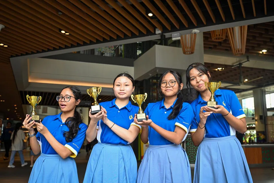 Kumpulan pemenang bagi kategori sekolah menengah, Kelab Wanita Berwawasan, diwakili oleh (dari kiri) Anggun Quraisyah Zulfkeflee, Nasha Nor Eliza Isrino, Nour Ryiesha Ezzaty Muhammad Syarril dan Nur Asyura Muhammad Amin. Mereka mewakili Sekolah Menengah Commonwealth dalam Peraduan TikTok dan Video anjuran Gen G.