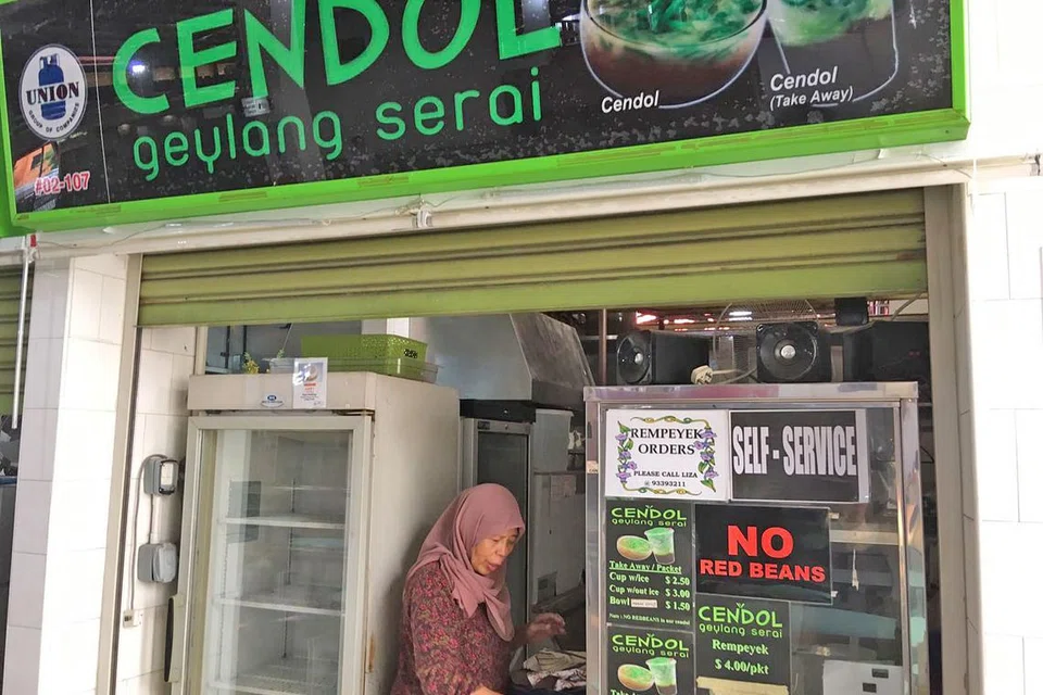GHAIRAH MAHU BERNIAGA SEMULA: Cik Bedah Madin sibuk membersihkan gerainya yang ditutup selama dua bulan bagi kerja naik taraf Pasar Geylang Serai. - Foto HAIRIANTO DIMAN
