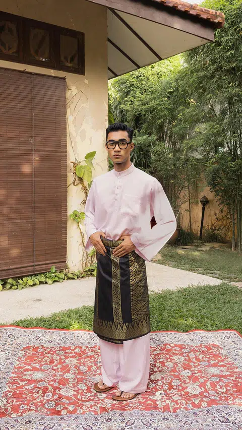 Sebahagian daripada koleksi sulung, Danish Anaqi Aaron, iaitu ‘Mukaddimah’, Baju Kurung Lelaki Cekak Musang ($75) daripada jenama Gangsa yang diasaskan anak sulung Aaron Aziz ini diperbuat daripada campuran poliester dan rayon.