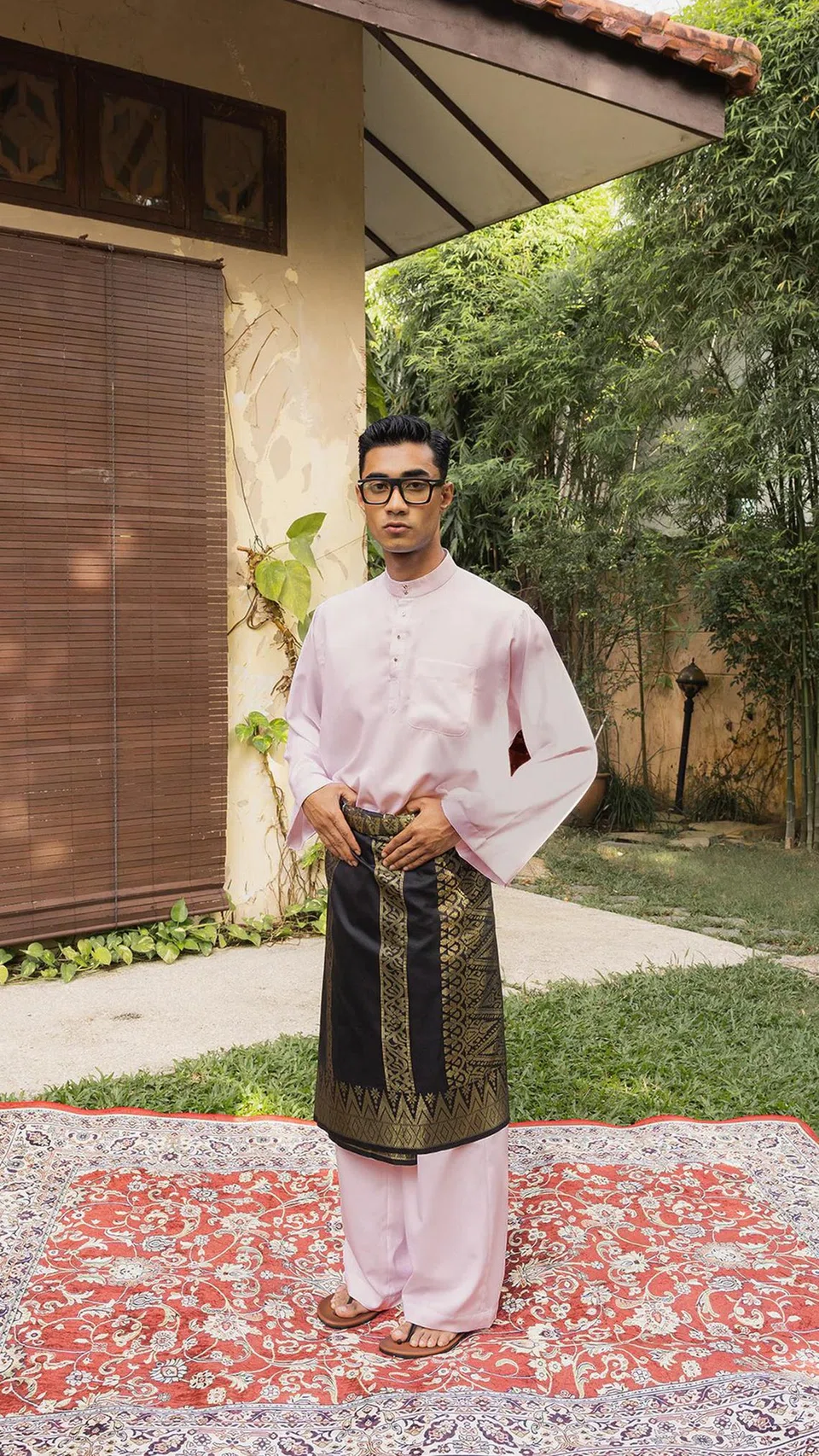 Sebahagian daripada koleksi sulung, Danish Anaqi Aaron, iaitu ‘Mukaddimah’, Baju Kurung Lelaki Cekak Musang ($75) daripada jenama Gangsa yang diasaskan anak sulung Aaron Aziz ini diperbuat daripada campuran poliester dan rayon.