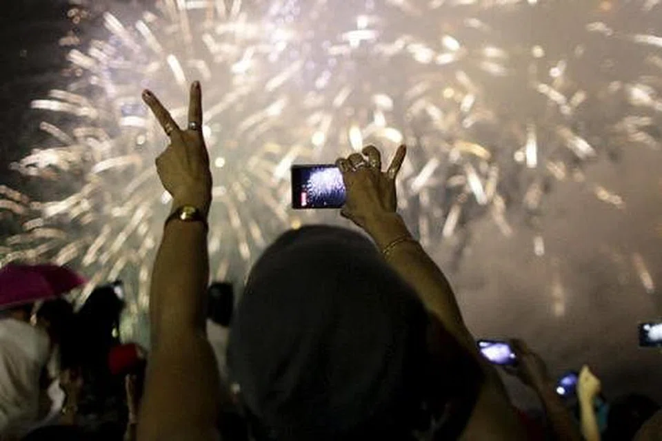 DI SERATA DUNIA... BERMANDI CAHAYA: Bunga api menghiasi langit malam sebaik masuk tahun baru 2016 di Manila, Filipina. 