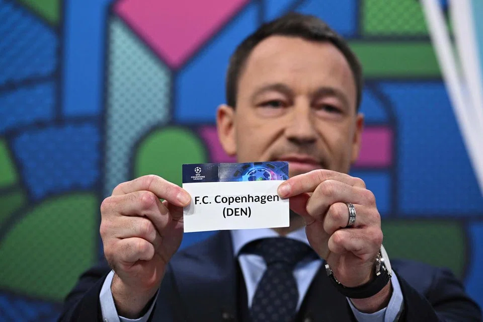DIUNDI BERSAMA: Duta Liga Juara-juara Uefa (UCL) dan bekas pemain bola sepak England, John Terry, menayangkan pasukan FC Copenhagen semasa cabutan pasukan bagi pusingan kalah mati UCL 2023/24.