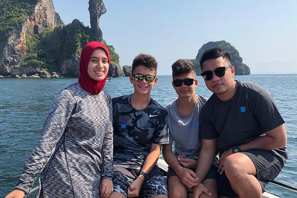 KEHILANGAN BESAR: Allahyarham Sayyad (dua dari kanan), yang meninggal dunia dalam serangan pengganas di New Zealand, baru sahaja bercuti di Krabi, Thailand, pada Januari lalu bersama-sama (dari kiri) kakaknya, Cahaya Milne, 16 tahun, abangnya, Shuayb Milne, 16 tahun, dan sepupunya, Encik Khairul. Ibu Allahyarham, Cik Noraini, yang bercuti bersama mereka, tidak mahu gambar beliau disiarkan.