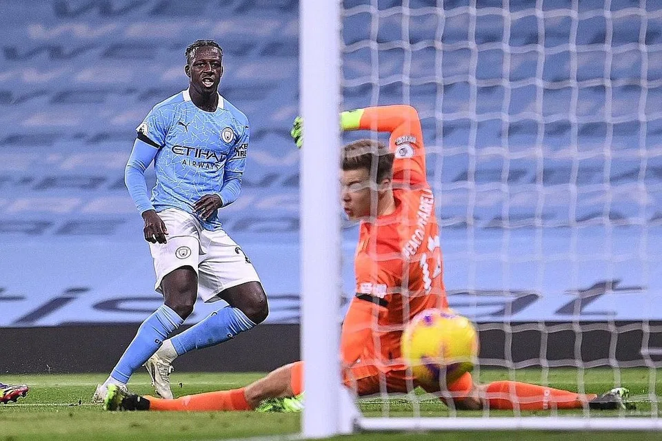 LANGGAR SEKATAN: Manchester City mengumumkan siasatan setelah pemain pertahanan Benjamin Mendy menganjurkan pesta malam Tahun Baru. - Foto REUTERS