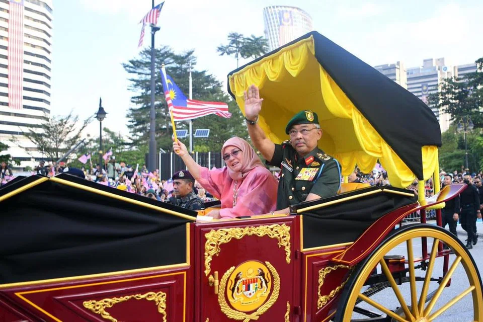 Mantan Yang di-Pertuan Agong Ke-16 Malaysia, Sultan Abdullah Ahmad Shah, dan Raja Permaisuri Agong, Tunku Azizah Aminah Maimunah Iskandariah, meninggalkan legasi perkhidmatan yang disulami kasih sayang dan sukar dilupakan rakyat.