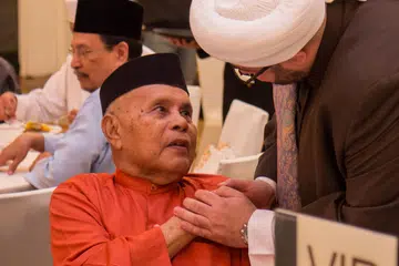 USTAZ KHAIRUDDIN: Guru kepada ramai tokoh agama di Singapura dan rantau ini. Beliau dilihat bersama salah seorang anak didiknya, Ustaz Hasbi. - Foto PERGAS