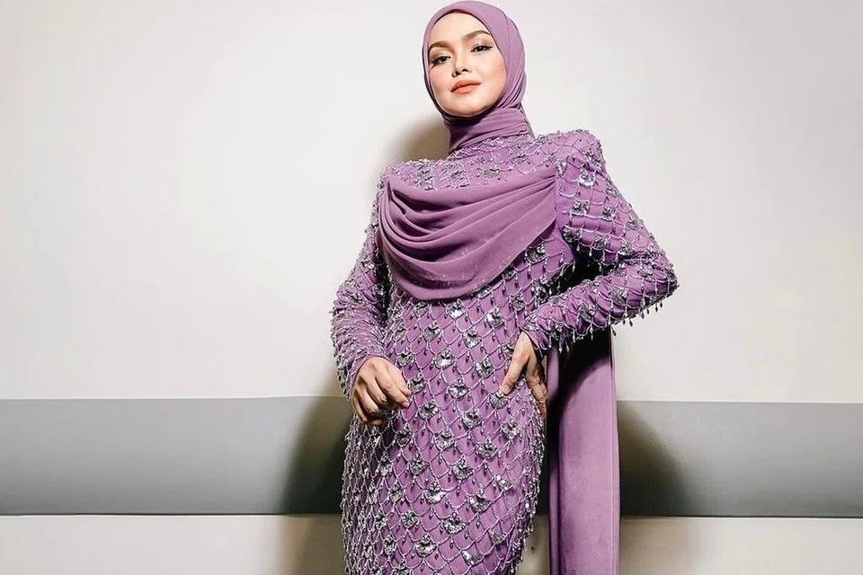 Persalinan ketiga Datuk Seri Siti Nurhaliza di malam pertama yang berona ungu, ciptaan Ezuwan Ismail. Ezuwan yang menerusi Instagram berkongsi bahawa gaun itu secara sepenuhnya dijahit dengan manik-manik di bahagian permukaan kain les. 