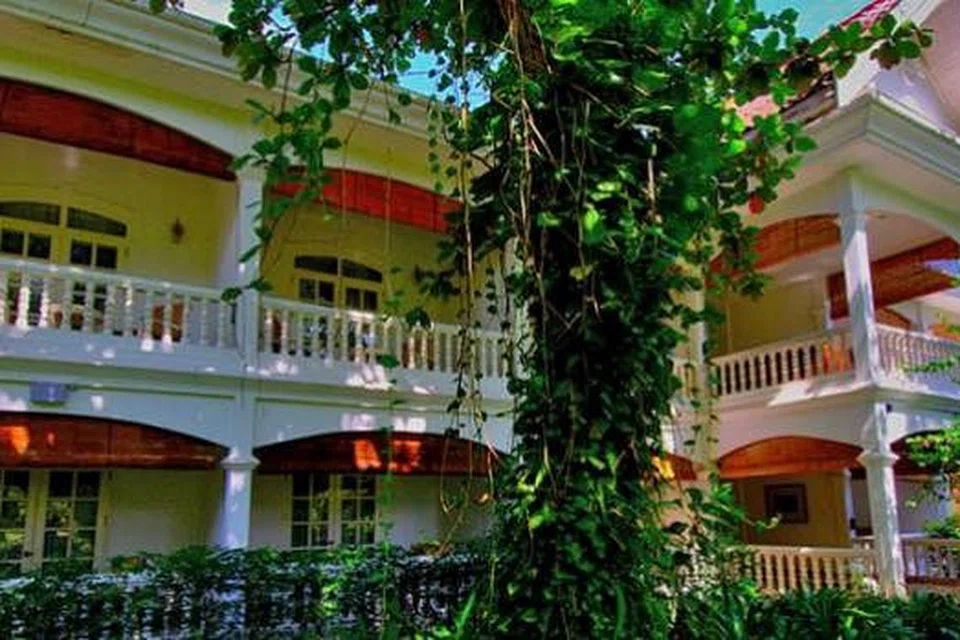 KINI HOTEL MEWAH: Dulu, semasa zaman penjajahan Perancis, bangunan ini adalah rumah seorang kaya. Kini ia menjadi hotel mewah yang dinamakan Angsana Maison Sourrannaphan. - Foto-foto MOKSIM SALEH