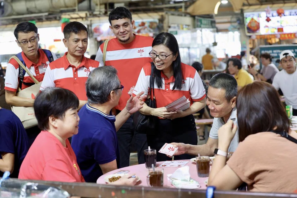 Salah satu wajah baru Parti Kemajuan Singapura (PSP), (dua dari kiri) Encik Sumarleki Amjah, menyertai naib pengerusi pertama parti itu, Cik Hazel Poa, semasa lawatan ke Pasar Boon Lay Place pada 5 April.