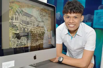 HASIL KERJA SENI UNTUK AMAL: Encik Nur Hamzah M Mohammad Sahak merupakan juara pertandingan mereka poskad anjuran Raffles Hotel Singapore. Poskad beliau akan turut dijual sewaktu penjualan amal poskad di Raffles Hotel Arcade sepanjang 3 hingga 11 Jun ini. - Foto ZAINAL YAHYA