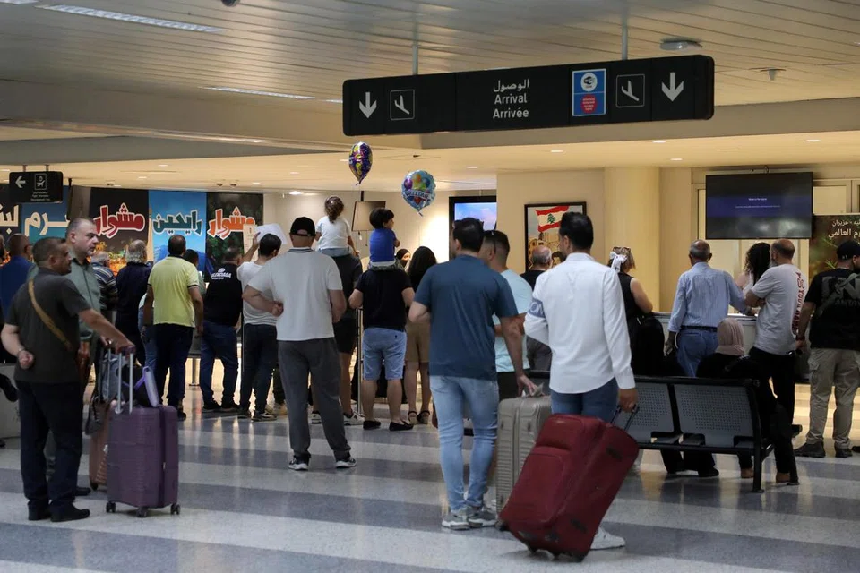 Penumpang membawa barangan melintasi pejabat Middle East Airlines (MEA) di Lapangan Terbang Antarabangsa Beirut–Rafic di Beirut, Lebanon sedang semua pelepasan dan ketibaan di Lapangan Terbang Antarabangsa Beirut Rafic Hariri ditangguh atau dibatal susulan ancaman serangan Israel ke atas Lebanon.