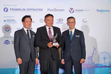 Encik Abu Bakar Mohd Nor (tengah) menerima Anugerah Khas atas sumbangannya kepada Persatuan Industri Marin Singapura (Asmi). Beliau diapit Presiden Asmi, Encik Simon Kuik (kanan) dan tetamu terhormat, Menteri Negara, Perdagangan dan Perusahaan, Encik Alvin Tan.