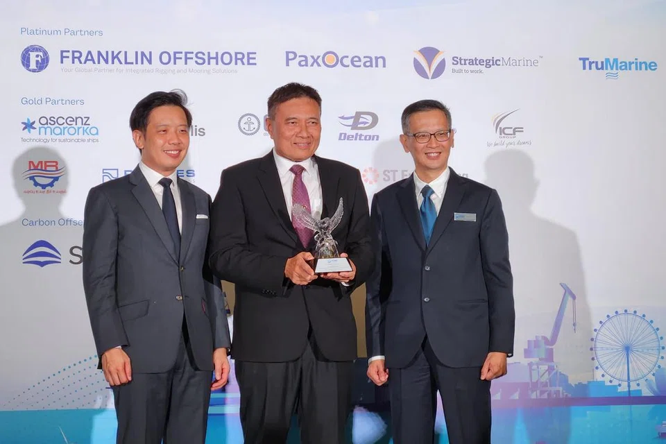 Encik Abu Bakar Mohd Nor (tengah) menerima Anugerah Khas atas sumbangannya kepada Persatuan Industri Marin Singapura (Asmi). Beliau diapit Presiden Asmi, Encik Simon Kuik (kanan) dan tetamu terhormat, Menteri Negara, Perdagangan dan Perusahaan, Encik Alvin Tan.