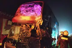 BAS REMUK: Sebuah bas ekspres yang membawa 27 penumpang menuju ke Kuala Lumpur berlanggar dengan sebuah treler kelmarin. - Foto INFO.SEMASA / FACEBOOK