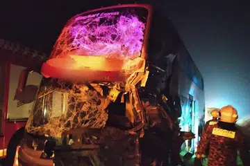 BAS REMUK: Sebuah bas ekspres yang membawa 27 penumpang menuju ke Kuala Lumpur berlanggar dengan sebuah treler kelmarin. - Foto INFO.SEMASA / FACEBOOK
