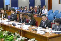 KEMUKA PANDANGAN: (dari kanan) Pelajar dari Universiti Nasional Singapura, Er Shengtian Rachel dan Joel Jaryn Yap Shen; mahasiswi Universiti Pengurusan Singapura (SMU) Simran Kaur Sandhu dan Gloria Chan Hui En; peguam Sui Yi Siong dan mahasiswi SMU, Chen Lixin, tampil memberi maklum balas dan saranan di hari terakhir sidang awam Jawatankuasa Pilihan semalam. - Foto GOV.SG