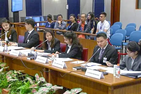 KEMUKA PANDANGAN: (dari kanan) Pelajar dari Universiti Nasional Singapura, Er Shengtian Rachel dan Joel Jaryn Yap Shen; mahasiswi Universiti Pengurusan Singapura (SMU) Simran Kaur Sandhu dan Gloria Chan Hui En; peguam Sui Yi Siong dan mahasiswi SMU, Chen Lixin, tampil memberi maklum balas dan saranan di hari terakhir sidang awam Jawatankuasa Pilihan semalam. - Foto GOV.SG